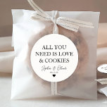 Adesivo TUDO O QUE PRECISAS É AMOR O Favor do Casamento do<br><div class="desc">Um Clássico Negro Obrigado Vestido de Casamento com "Tudo que você precisa é Amor e Cookies" em uma fonte elegante moderna clássica. Você pode personalizá-lo facilmente com seus nomes e data de casamento.</div>