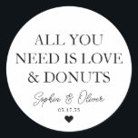Adesivo TUDO O QUE PRECISAS É AMOR ROSQUINHA O Favor do Ca<br><div class="desc">Um Clássico Negro Obrigado Vestido de Casamento com "Tudo que você precisa é Amor e Rosquinhas" em uma fonte elegante moderna clássica. Você pode personalizá-lo facilmente com seus nomes e data de casamento.</div>