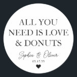 Adesivo TUDO O QUE PRECISAS É AMOR ROSQUINHA O Favor do Ca<br><div class="desc">Um Clássico Negro Obrigado Vestido de Casamento com "Tudo que você precisa é Amor e Rosquinhas" em uma fonte elegante moderna clássica. Você pode personalizá-lo facilmente com seus nomes e data de casamento.</div>