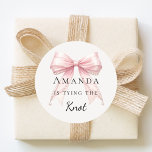 Adesivo Tying the knot pink bow pearls Bridal Shower<br><div class="desc">Elevate your celebration with these chic bridal shower stickers. The design showcases a high-fidelity blush pink bow intertwined with delicate pearl strands for a luxury finish. These labels are perfect for sealing bachelorette party invitation envelopes or adding to guest favor bags.</div>