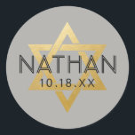 Adesivo U PICK COLOR Bat Bar Mitzvah Estrela do Nome David<br><div class="desc">Os adesivos elegantes do bar clássico mitzvah com nome personalizado, data e estrela dourada de David. Estes bar mitzvah favoritos são selos de envelopes de na moda e classe, ou em projetos de decoração de bar DIY e bat mitzvah. ・ ・ Clique em PERSONALIZAR MAIS para alterar o plano de...</div>