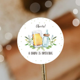 Adesivo Um bebê está a criar garrafas de Chá de fraldas