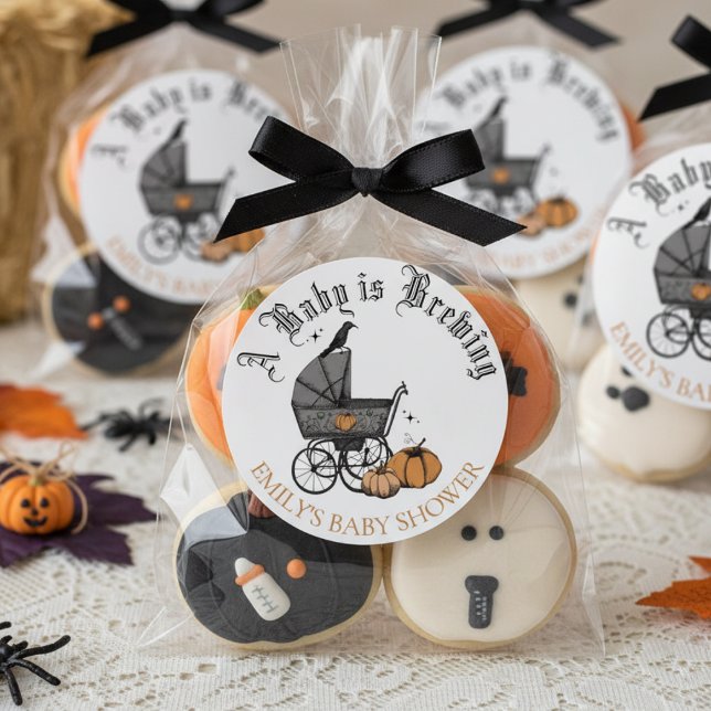 Adesivo Um bebê está a criar o Chá de fraldas de queda (Cute Gothic A Baby is Brewing Halloween Baby Shower Favor Stickers. Baby Carriage, Pumpkins, Raven)