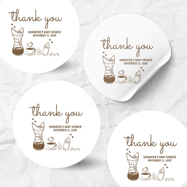 Adesivo Um bebê está criando Chá de fraldas de café (A Baby is Brewing Coffee Hand Drawn Baby Shower Sticker)