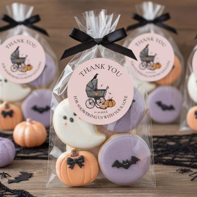Adesivo Um Bebê está criando Chá de fraldas de outono Obri (Gothic Halloween Baby Shower Favor Stickers to Say Thank You. Cute Spooky Baby Carriage Fall Pumpkin)
