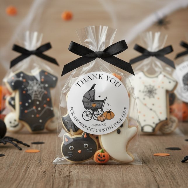 Adesivo Um Bebê está criando Chá de fraldas de outono Obri (Gender Neutral Gothic Halloween Baby Shower Favor Stickers. Cute Spooky Baby Carriage Fall Pumpkin)