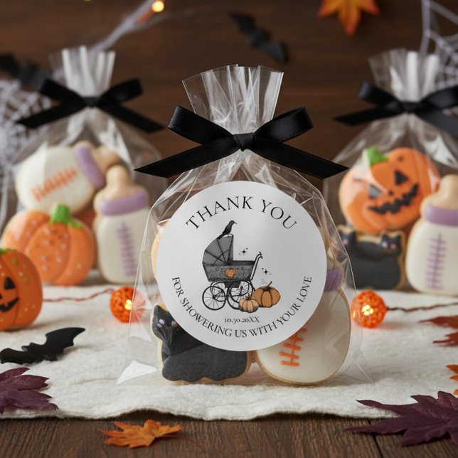 Adesivo Um Bebê está criando Chá de fraldas de outono Obri (Gender Neutral Gothic Halloween Baby Shower Favor Stickers. Cute Spooky Baby Carriage Fall Pumpkin)