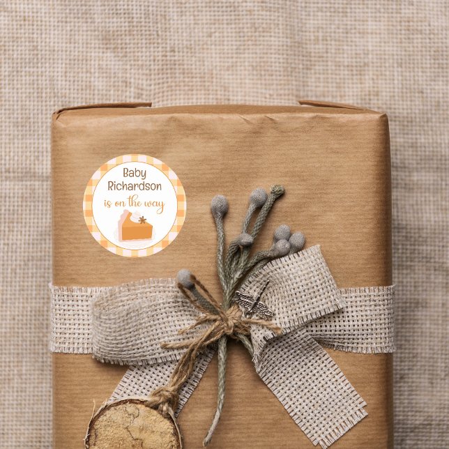 Adesivo Um Chá de fraldas de queda de Pie Gingham (A Little Cutie Pie Gingham Fall Baby Shower Classic Round Sticker)