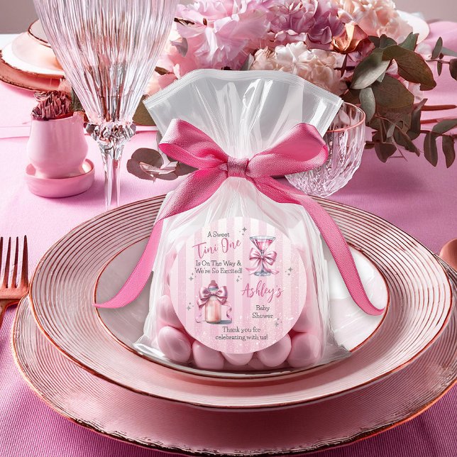 Adesivo Um Chá de fraldas Tini Um Pink Coquette Girl ("A Sweet Tini One Is On the Way . . ." Coquette Bows Martini | Bottle Girl Baby Shower Favor Sticker)