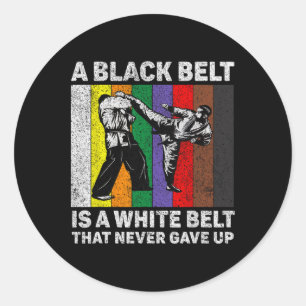 Adesivo Um Cinturão Negro É Um Cinturão Branco Que Nunca D