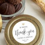 Adesivo Um doce obrigado Chic Trendy Script Wedding Favor<br><div class="desc">Adicione um toque personalizado elegante a favoritos para festas de recepção de casamento ou chá de panela com adesivos redondos personalizados "um obrigado doce". Toda a redação nesta modelo é simples de personalizar para tratar selos de sacos ou etiquetas de presentes. O moderno design preto e branco apresenta um coração...</div>