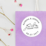 Adesivo Um Doce Obrigado Coração Favor De Casamento<br><div class="desc">Vestir bengalas em branco com design de tipografia negra e corações. Bonitos adesivos para bonecas para doces e doces com um doce Obrigado numa bela design de tipografia. Os adesivos de casamento brancos com texto preto e corações pequenos. Vestir bengala em branco e preto. Os adesivos de casamento personalizados com...</div>