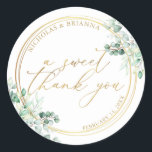 Adesivo Um doce obrigado Dourado Casamento Eucalyptus<br><div class="desc">Um Doce Obrigado A Vossa Dourada Vergonha Eucalyptus Que Casava Vestido. Com as folhas de cor aquosa eucalipto,  um quadro redondo dourado e um guião dourado Um doce texto de agradecimento.</div>