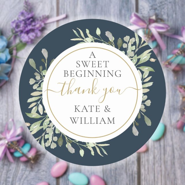 Adesivo Um Doce Que Começa A Começar Um Vestido De Casamen (A Sweet Beginning Navy Blue Greenery Wedding Favor Classic Round Sticker)