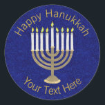 Adesivo Um Hanukkah Menorah Dourado no fundo azul rico<br><div class="desc">Um design clássico de Hanukiah no ouro e branco em um espaço de características azul profundo do fundo da faísca do falso para seu texto personalizado que faz a esta etiqueta redonda uma adição original a suas celebrações de Hanukkah. Use estas etiquetas de Hanukkah em enviamentos, disperse-as em um pacote...</div>