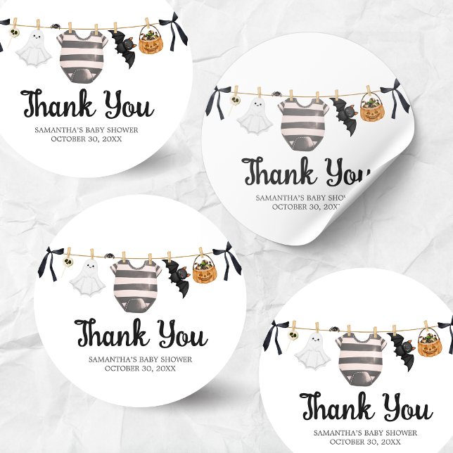 Adesivo Um Pequeno Boo Está Quase Por Chá de fraldas (A Little Boo Baby Clothes Baby Shower Sticker)