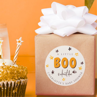 Adesivo Um Pequeno Chuveiro de Halloween para Bebê Boo