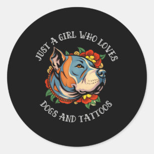 Adesivo Uma Garota Que Ama Cachorros E Tatuagens