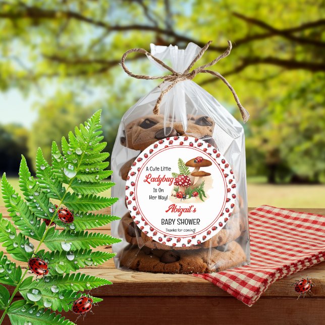 Adesivo Uma Pequena Damibuta Bonita Está A Caminho Do Chá  ("A Cute Little Ladybug Is On Her Way!" Girl Baby Shower Favors Classic Sticker)