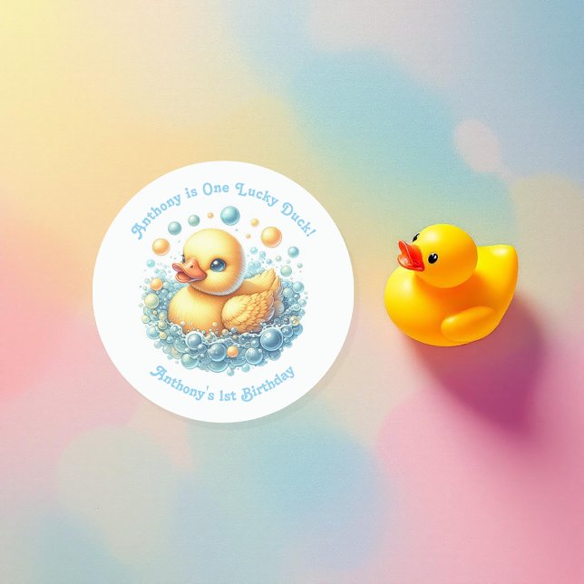 Adesivo Uma primeira Festa de aniversário de Duque Sortudo (One Lucky Duck First Birthday Party Classic Round Sticker)