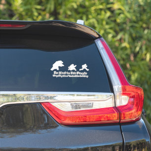 Adesivo Urso perseguindo Pessoas com Carro Engraçado