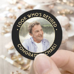 Adesivo Veja quem é a foto de aposentadoria negra e Dourad<br><div class="desc">Adicione um toque personalizado elegante aos favoritos para festas de aposentadoria e convites com adesivos na moda preto e dourado redondos / selos de envelopes. A imagem e toda a redação deste modelo são simples de personalizar. (DICA DE IMAGEM: Uma maneira fácil de posicionar uma foto exatamente como você deseja...</div>