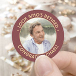 Adesivo Veja quem é a foto do Partido da Reforma Dourada V<br><div class="desc">Adicione um toque elegante personalizado aos favoritos para festas de aposentadoria e convites com na moda-burgundy e adesivos redondos/selos de envelopes. A imagem e toda a redação deste modelo são simples de personalizar. (DICA DE IMAGEM: Uma maneira fácil de posicionar uma foto exatamente como você deseja é recortá-la antes de...</div>