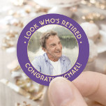 Adesivo Veja quem é a foto do Partido da Reforma Púrpura a<br><div class="desc">Adicione um toque personalizado elegante aos favoritos para festas de aposentadoria e convites com na moda púrpura e adesivos redondos/selos de envelopes. A imagem e toda a redação deste modelo são simples de personalizar. (DICA DE IMAGEM: Uma maneira fácil de posicionar uma foto exatamente como você deseja é recortá-la antes...</div>