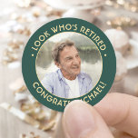 Adesivo Veja quem é a foto do Partido da Reforma Verde Apo<br><div class="desc">Adicione um toque personalizado elegante aos favoritos para festas de aposentadoria e convites com adesivos na moda verde e dourado redondos / selos de envelopes. A imagem e toda a redação deste modelo são simples de personalizar. (DICA DE IMAGEM: Uma maneira fácil de posicionar uma foto exatamente como você deseja...</div>