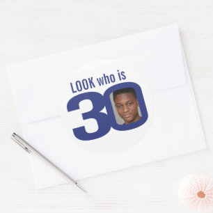 Adesivo Veja quem é o aniversário de 30 anos branco azul