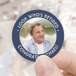 Adesivo Veja quem é o Marinho aposentado e a foto de refor<br><div class="desc">Adicione um toque personalizado elegante aos favoritos para festas de aposentadoria e convites com adesivos azuis e brancos redondos e marinhos / selos de envelopes. A imagem e toda a redação deste modelo são simples de personalizar. (DICA DE IMAGEM: Uma maneira fácil de posicionar uma foto exatamente como você deseja...</div>