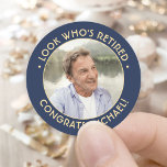 Adesivo Veja quem é o Marinho aposentado e a foto Dourada<br><div class="desc">Adicione um toque elegante personalizado aos favoritos para festas de aposentadoria e convites com na moda marinho azul e dourado adesivos redondos / selos de envelopes. A imagem e toda a redação deste modelo são simples de personalizar. (DICA DE IMAGEM: Uma maneira fácil de posicionar uma foto exatamente como você...</div>