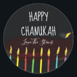 Adesivo Velas Menorah "Happy Chanukah"<br><div class="desc">Chanucá/adesivos Holiday, personalize. Feliz Chanukah Menorah Candles. Escolha entre adesivos de 1/2" e 3". Personalize excluindo e substituindo texto por sua própria mensagem. Escolha seu tamanho de fonte, estilo e cor favoritos. Obrigados para parar e comprar! Seu negócio é muito apreciado! Feliz Hanukkah! Forma: adesivo redondo clássico Faça o seu...</div>