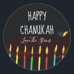 Adesivo Velas Menorah "Happy Chanukah"<br><div class="desc">Chanucá/adesivos Holiday, personalize. Feliz Chanukah Menorah Candles. Escolha entre adesivos de 1/2" e 3". Personalize excluindo e substituindo texto por sua própria mensagem. Escolha seu tamanho de fonte, estilo e cor favoritos. Obrigados para parar e comprar! Seu negócio é muito apreciado! Feliz Hanukkah! Forma: adesivo redondo clássico Faça o seu...</div>