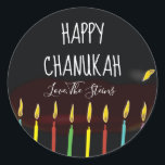 Adesivo Velas Menorah "Happy Chanukah"<br><div class="desc">Chanucá/adesivos Holiday, personalize. Feliz Chanukah Menorah Candles. Escolha entre adesivos de 1/2" e 3". Personalize excluindo e substituindo texto por sua própria mensagem. Escolha seu tamanho de fonte, estilo e cor favoritos. Obrigados para parar e comprar! Seu negócio é muito apreciado! Feliz Hanukkah! Forma: adesivo redondo clássico Faça o seu...</div>