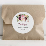 Adesivo Verde Blush Burgundy Floral Obrigado<br><div class="desc">Este obrigado floral brilhante verde que você prefere um adesivo redondo clássico é perfeito para um casamento rústico. A design apresenta buquês de flores elegantes, verdes, esbranquiçados, roxos, vermelhos e burgosos desenhados à mão, inspiradoras belezas naturais. Faça com que a etiqueta do adesivo seja sua, incluindo seus nomes, o evento...</div>