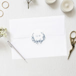 Adesivo Vermelhidão Floral Gravada Elegante com Vertical w<br><div class="desc">O clássico e elegante design com vintage inspira-se na coroa floral azul gravada que circunda o monograma da noiva e do noivo.</div>