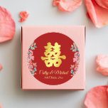 Adesivo Vermelho Chinês dupla felicidade floral<br><div class="desc">Os adesivos modernos de casamento chineses para envelopes e favores de casamento na sua cerimônia de chá chinesa e o banquete de casamento chinês~ Sinais de felicidade dupla feitos lindamente para você e seus convidados apreciarem a cultura tradicional de casamento chinês! Você pode personalizar o design, adicionando seus nomes e...</div>
