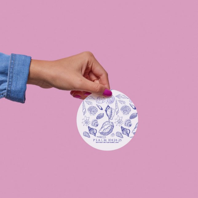 Adesivo Versículo da Bíblia de Concha (Seashell Bible Verse round sticker. Put this sticker on any item to show your style.)