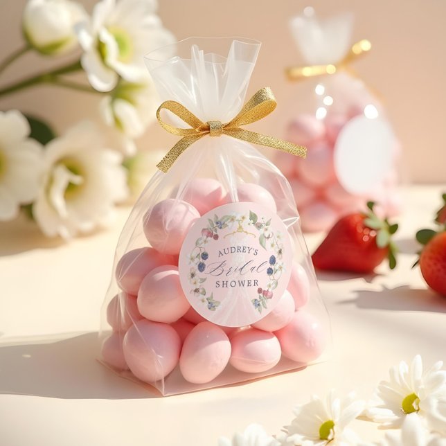 Adesivo Vestido de Chá de Panela Berry Sweet com Frutas e  (Berry Sweet Bridal Shower Dress Berries & Flowers Classic Round Sticker)