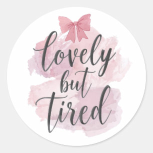 Adesivo Vida de Mãe Divertida "Adorável Mas Cansada" Frase