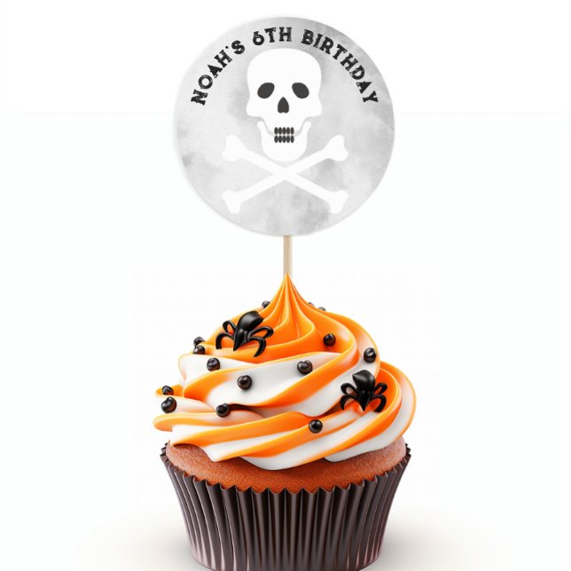 Adesivo Vinheta de Aniversário do Halloween e Crossbones (Skull & Crossbones Halloween Birthday Party Sticker Favor/ Black & White)