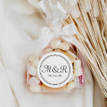 Adesivo Vinheta de Casamento de Monograma de Caligrafia Pr<br><div class="desc">Este adesivo favorito personalizável ou selo de envelope apresenta um roteiro elegante,  mas moderno. Perfeito para qualquer estação. Para fazer alterações avançadas,  selecione Personalizar -> Editar usando a ferramenta Design.</div>