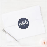Adesivo Vinheta de Casamento de Monograma Moderno<br><div class="desc">Um vinheta de casamento monograma moderno. Edite as iniciais usando a ferramenta de edição do Zazzle. Altere a cor de fundo digitando a ferramenta design e selecionando uma cor alternativa no selecionador de cores. Vinheta de Casamento de Monograma Moderno.</div>