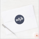Adesivo Vinheta de Casamento de Monograma Moderno<br><div class="desc">Um vinheta de casamento monograma moderno. Edite as iniciais usando a ferramenta de edição do Zazzle. Altere a cor de fundo digitando a ferramenta design e selecionando uma cor alternativa no selecionador de cores. Vinheta de Casamento de Monograma Moderno.</div>