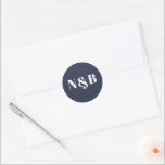 Adesivo Vinheta de Casamento de Monograma Moderno Minimali<br><div class="desc">Um adesivo de casamento monograma minimalista com uma fonte moderna. Edite as iniciais usando a ferramenta de edição do Zazzle. Altere a cor de fundo digitando a ferramenta design e selecionando uma cor alternativa no selecionador de cores. Mínima Moderna Vinheta de Casamento do Monograma.</div>