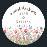 Adesivo Vinheta de flor selvagem de jardim colorida<br><div class="desc">Este adesivo floral apresenta flores silvestres encantadoras de aquarelas, criando uma vibrante e pitoresca cena de jardim. As cores são diversas, incorporando tons vivos de rosa, roxo, azul e amarelo, capturando a essência de um prado florescente. Para personalizar ainda mais, clique no link "personalizar mais" e utilize nossa ferramenta design...</div>