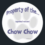 Adesivo Vinheta de Propriedades Chow<br><div class="desc">Todos os bons donos de cães sabem que são propriedade do seu cão. Os donos de Chow Chow vestirão: Propriedade do meu (podre estragado) Chow Chow com orgulho em uma t-shirt,  botão,  caneca,  ímã,  chaveiro e muito mais.</div>