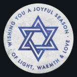 Adesivo Vinheta de saudação Silver Foil Hanukkah<br><div class="desc">Fique com um efeito de folha prateada de fundo,  com a saudação Star de David e Hanukkah,  "Desejando-lhe uma estação alegre de luz,  calor e amor" em um efeito de cor azul-escura. Perfeito para usar como adesivos em bolsas geladas.</div>