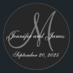 Adesivo Vinheta Monograma Inicial Data de Casamento<br><div class="desc">Selo de Envelope Personalizado Branca e cinzas pretas, data de casamento, nomes próprios e autocolante monograma inicial. Design por Elke Clarke ©2008. Excelente como selo de envelope para seus convites de casamento ou como etiqueta para seus favores de casamento ou bolsas de doces de casamento ou caixas de bolo de...</div>